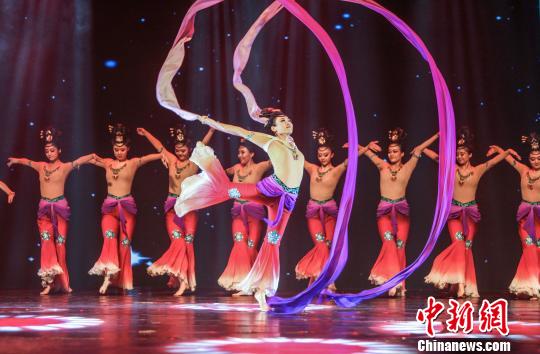 開(kāi)幕演出中的北京體育大學(xué)舞蹈《樂(lè)舞·敦煌》 鐘欣 攝